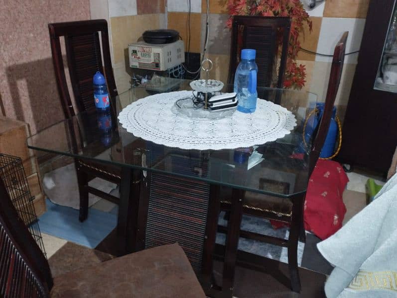 4 chairs dinning table urgent sale 4