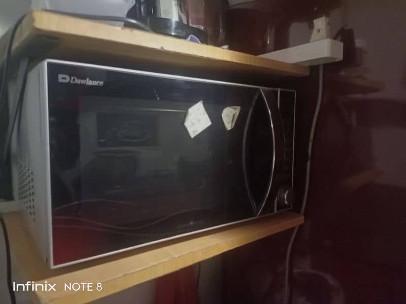 DAWLANCE MICROWAVE OVEN MODEL 112C FOR SALE 1 OR 2 RIME SLIGHTLY USED 0