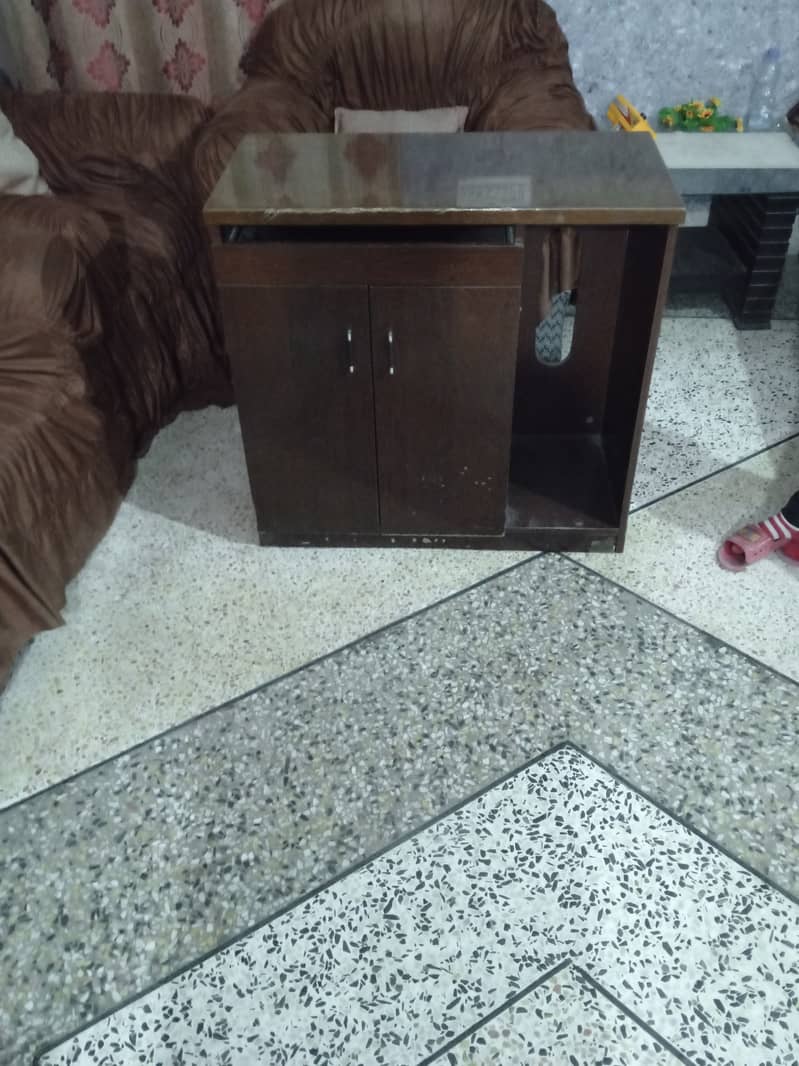 Computer table available for sale in very good condition 0