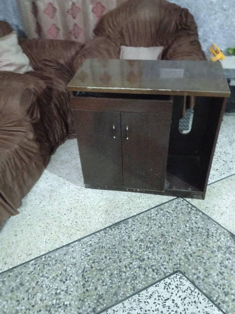 Computer table available for sale in very good condition 2