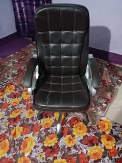 chair Bilkul theek Hain Table Ki price 20000