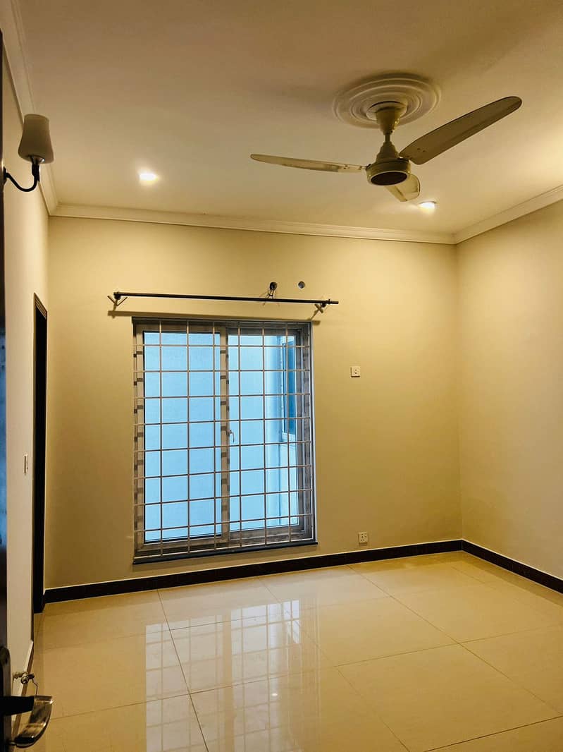 40 80 (14 marla) UPPER PORTION AVAILABLE FOR RENT IN G-13 7