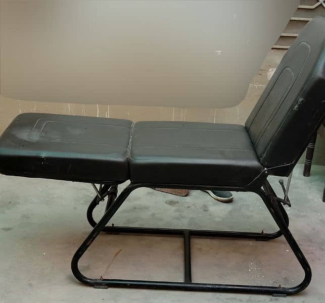 Saloon Chair with Facial Bed 2