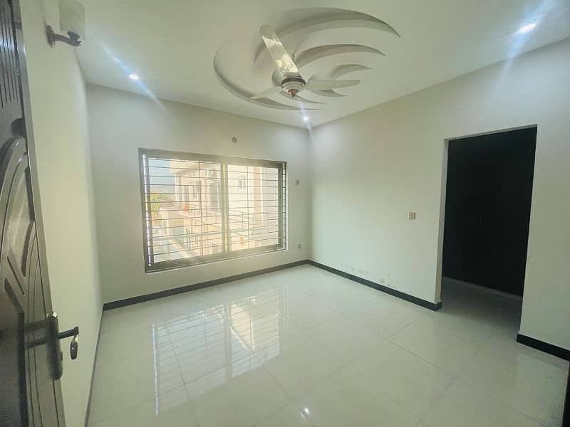 10 Marla Beautiful House for Rent 19