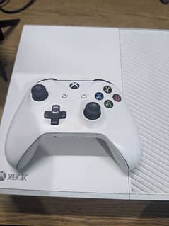 Xbox one 1tb Jailbreak (19 Games installed) with two controller