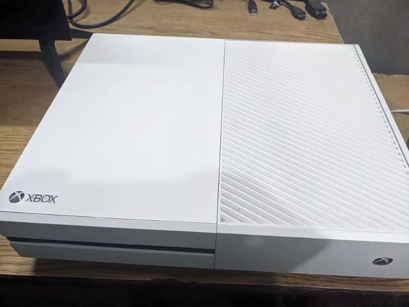 Xbox one 1tb Jailbreak (19 Games installed) with two controller 1