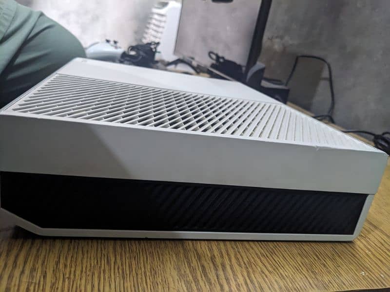 Xbox one 1tb Jailbreak (19 Games installed) with one controller 4