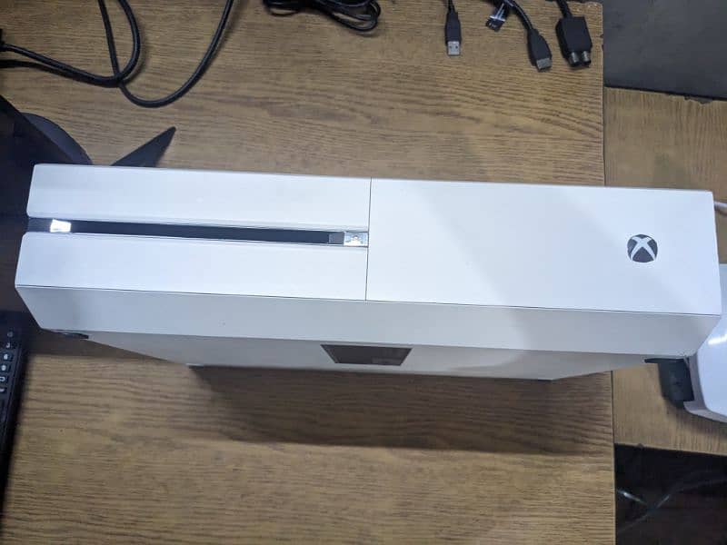 Xbox one 1tb Jailbreak (19 Games installed) with two controller 5
