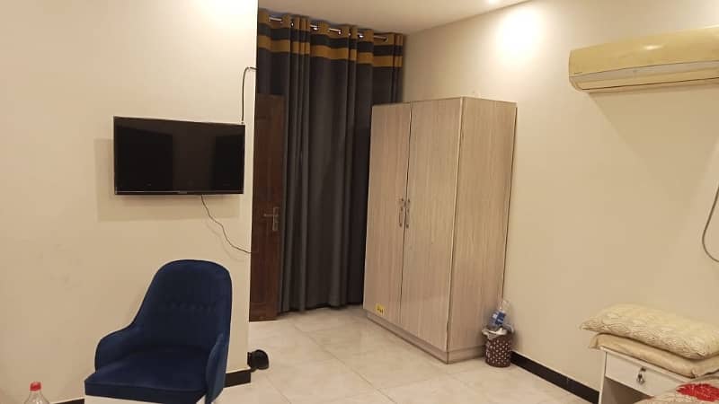 Fully Furnished 1 Beds With Attached Bathroom Lounge Kitchen Shears Near Park Near Market 3