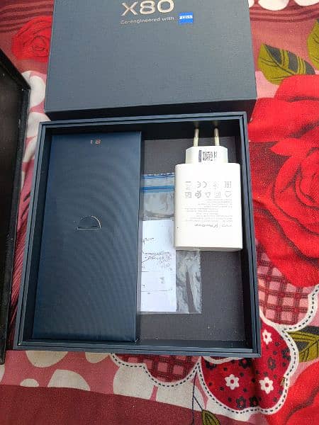 Vivo X80 with gift Box and complete Box 2