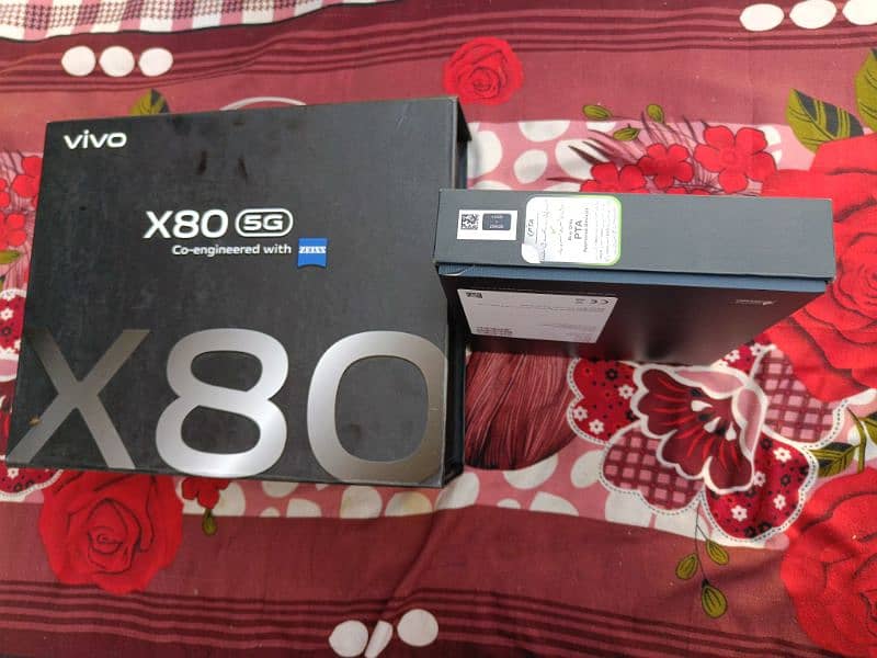 Vivo X80 with gift Box and complete Box 4