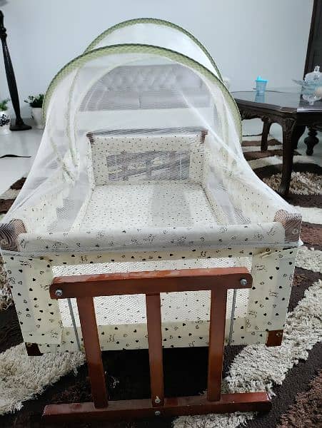 Baby Swing/bassinet / crib 2