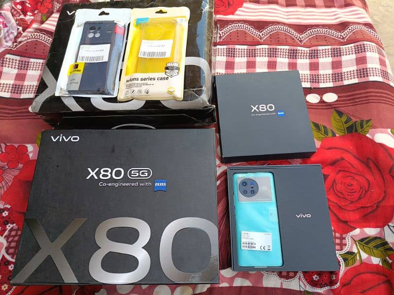 Vivo X80 with original gift box and complete original box 1