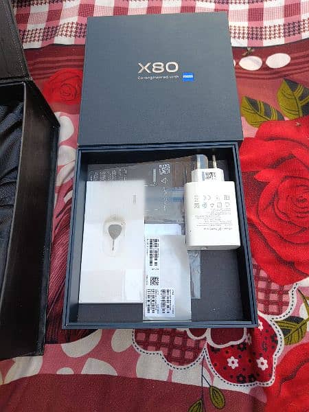 Vivo X80 with original gift box and complete original box 14