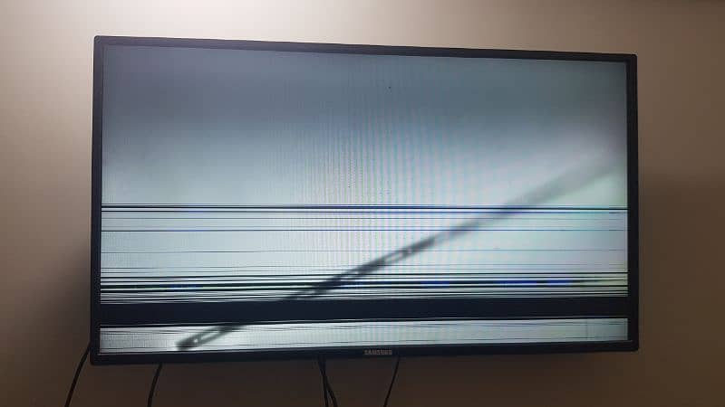 Used and screen damaged LED TV. check photo 1