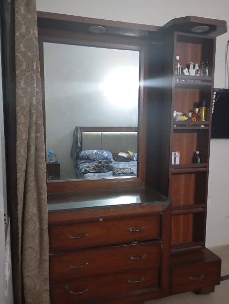 dressing table with rotating mirror 0