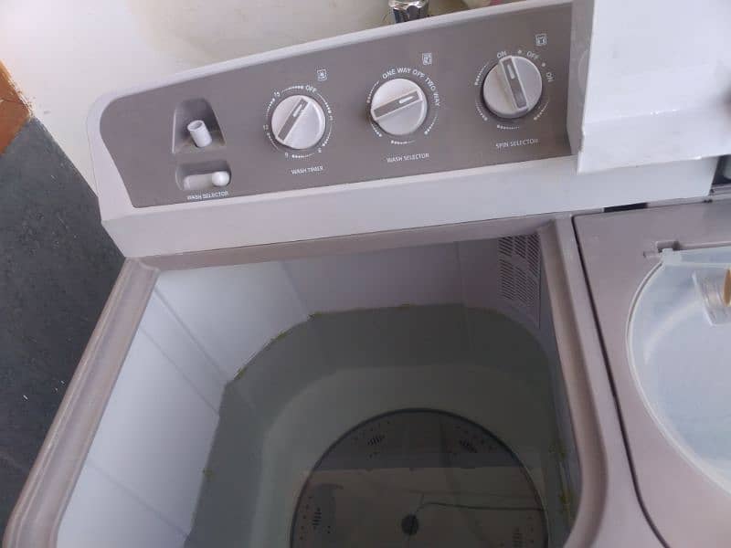 selling my Asia washing machine with dryer 3