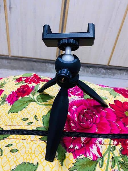 tripod stand for mobiles and cameras vloging  tripod 4