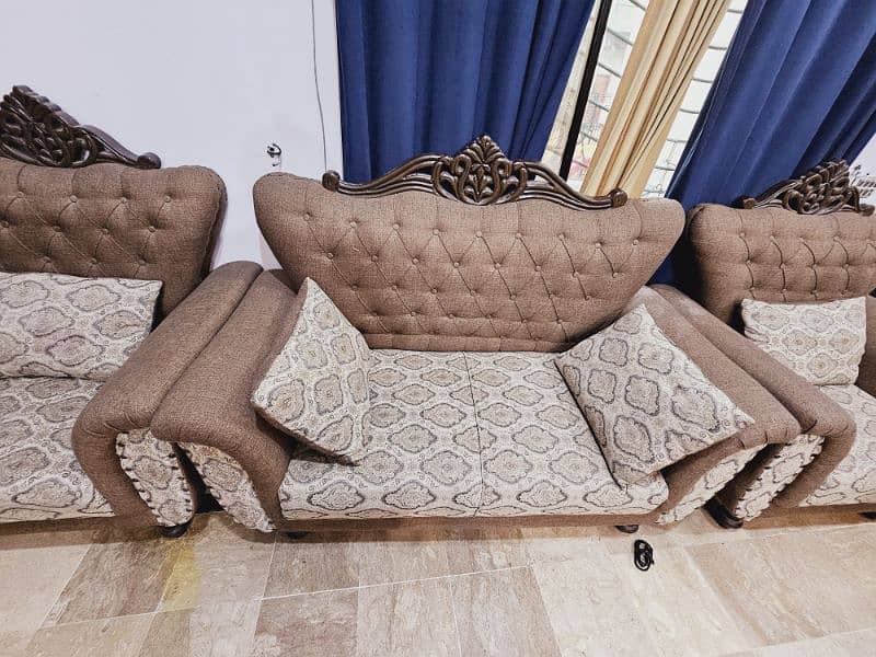 7 seater chonuti style sofa set 7 to 8 month used almost new 2