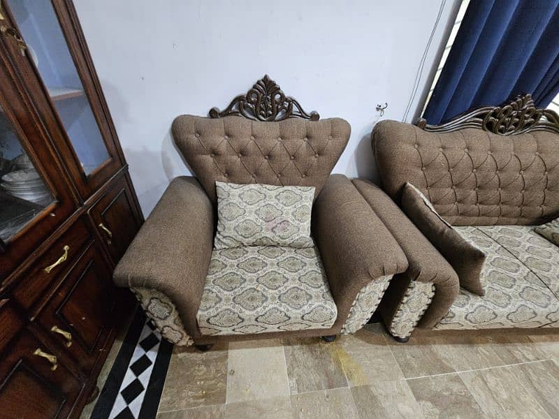 7 seater chonuti style sofa set 7 to 8 month used almost new 3