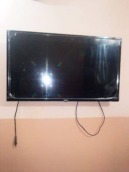 32 INCH L. C. D BRAND NEW ONLY ONE MONTH USE UNTECH 1
