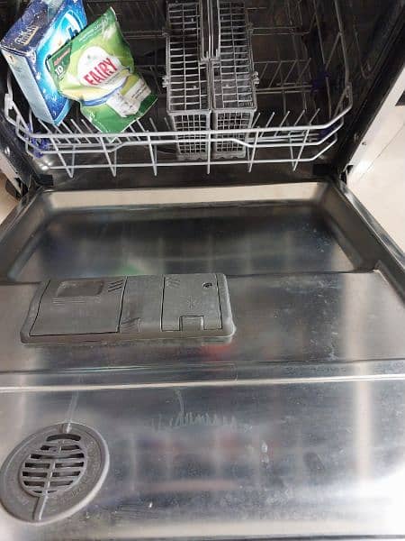 almost new LG inverter dishwasher 3