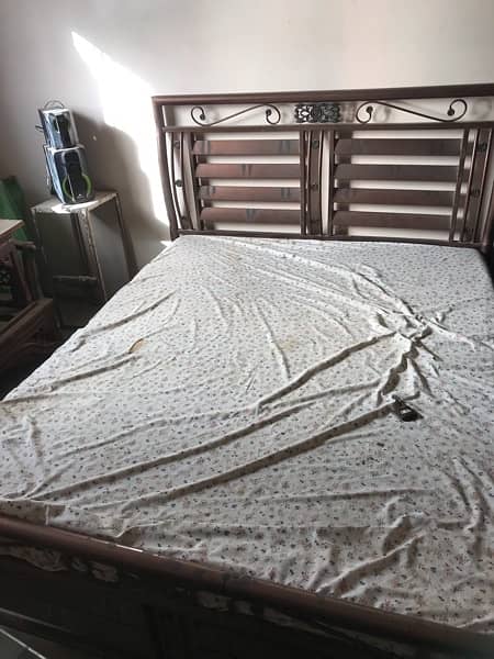 iron bed with dressing 1