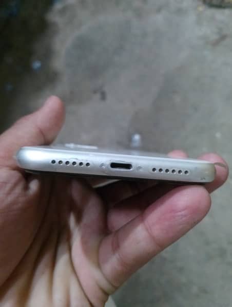 iPhone 11  condition 10/10 battery 85% 64 gb 4