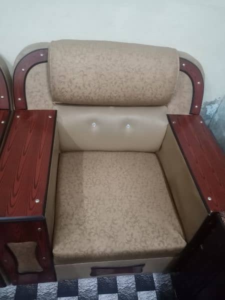 urgent sale 4 seater sofa set with covers 5