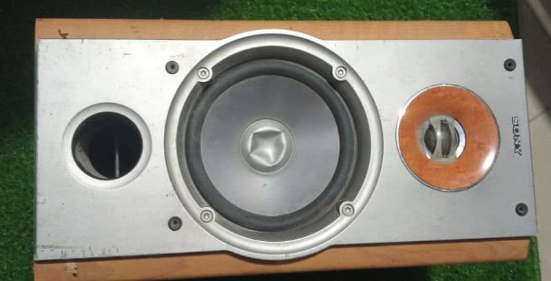 sony speakers 1 pcs orgional condition box not in. good condition 1
