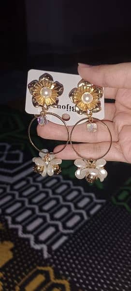 Used like New Condition 4 Earrings & 1 Locket 1
