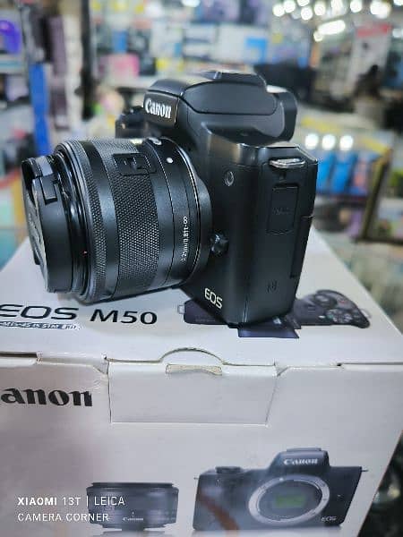 Canon EOS M50 with 15x45mm lens complete 1