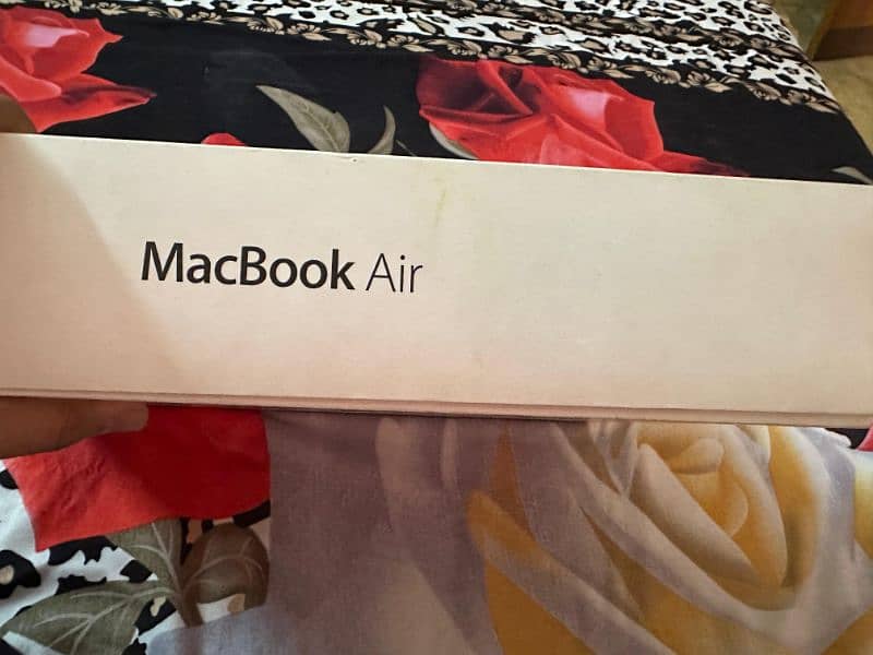Mac Book Air 13 with Box 0