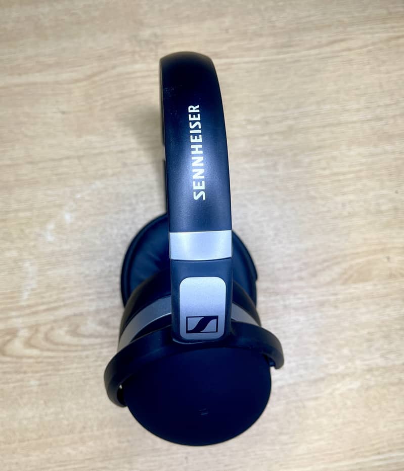 Sennheiser HD 4.50 Bluetooth + Noise cancel Headphones + Shell Case 2
