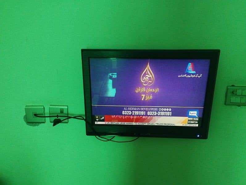 22 inch LED TV with wall stand 1