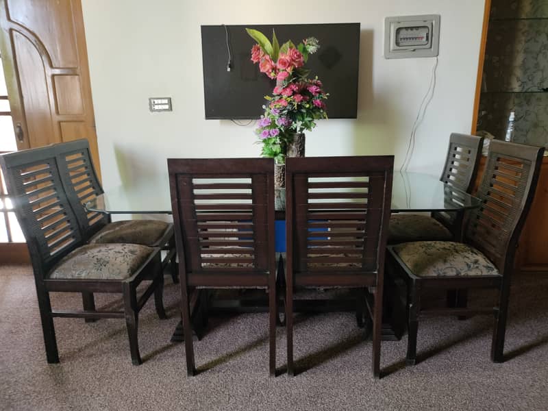 Dinning table with chairs for sale in excellent condition 0