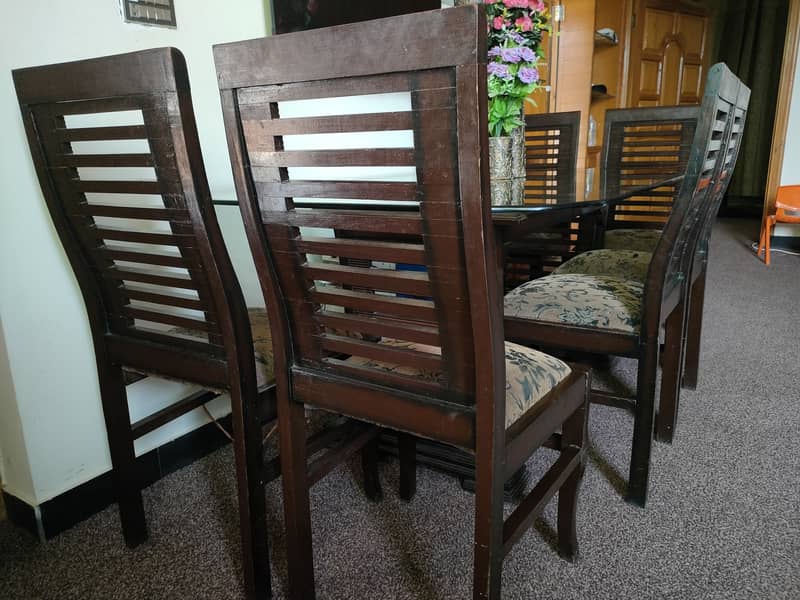 Dinning table with chairs for sale in excellent condition 1