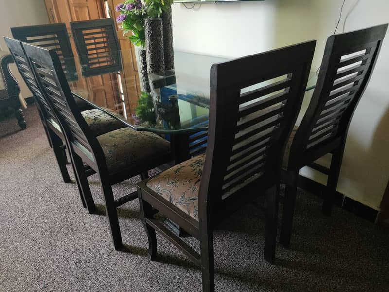 Dinning table with chairs for sale in excellent condition 2