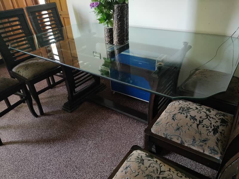 Dinning table with chairs for sale in excellent condition 3
