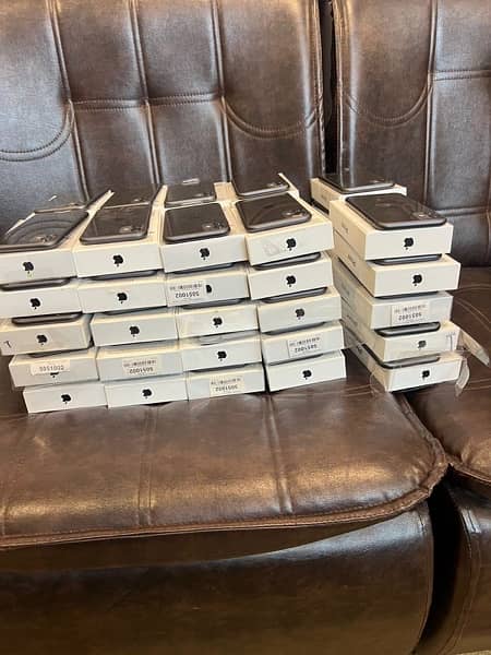 iPhone 11 jv box pack 64 gb available  (03156139537) 3