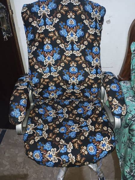 office chair in new condition in affordable price 5