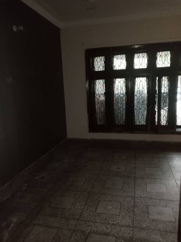 16 marla lower potion house saprate on rent in old officer colony saddar cant 2