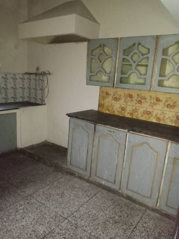 16 marla lower potion house saprate on rent in old officer colony saddar cant 6