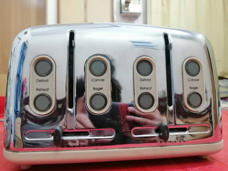 Delonghi 4 Slice Toaster , Imported 8
