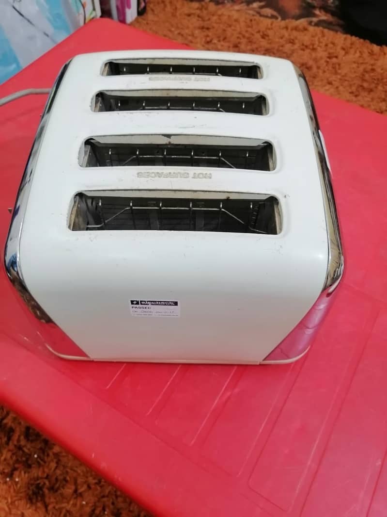 Delonghi 4 Slice Toaster , Imported 9