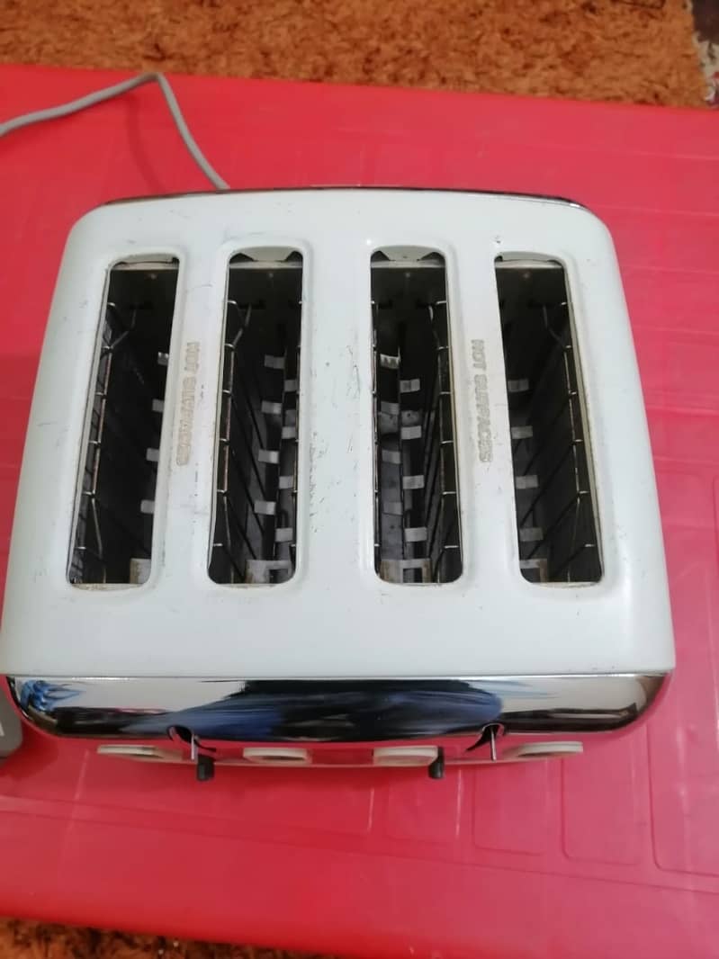Delonghi 4 Slice Toaster , Imported 11