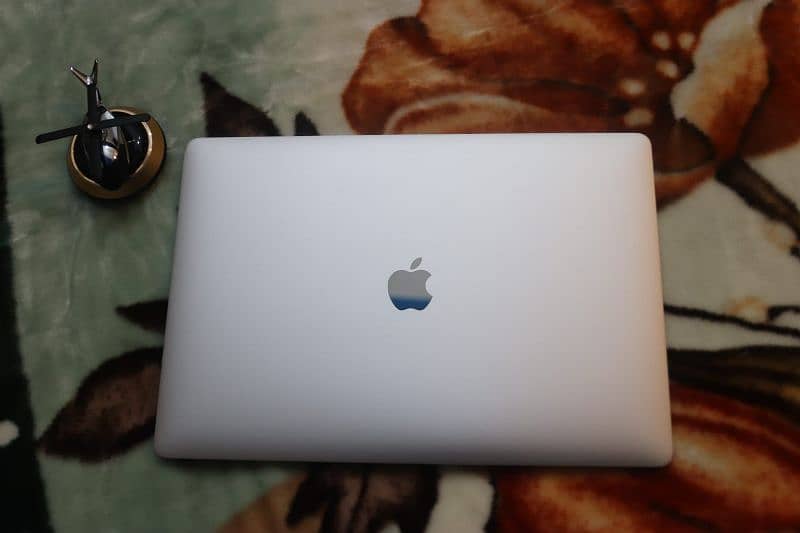Macbook pro (”
I7 3.1 Ghz (limited edition) 9