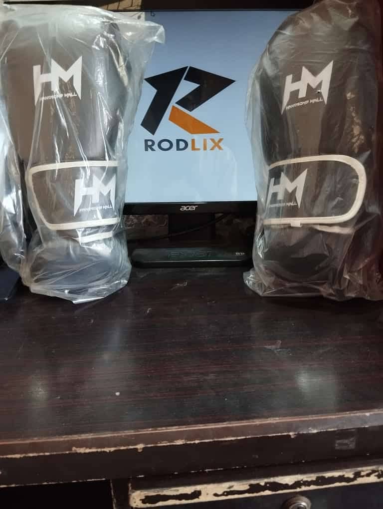 Boxing gloves adult size available at reasonable prices 1