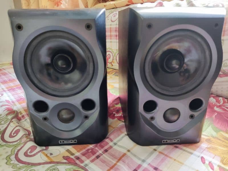 Mission Mv-2 bookshelf speakers 0