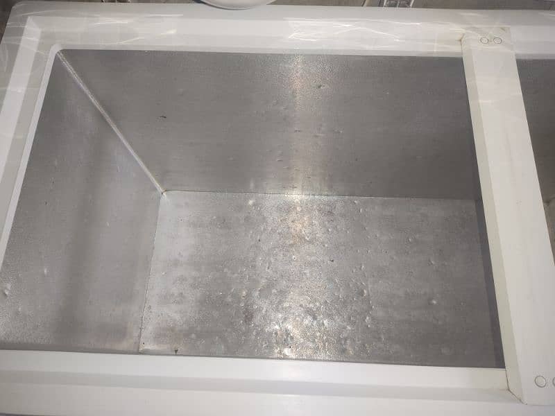 10/10 condition very good condition full size dep freezer 8